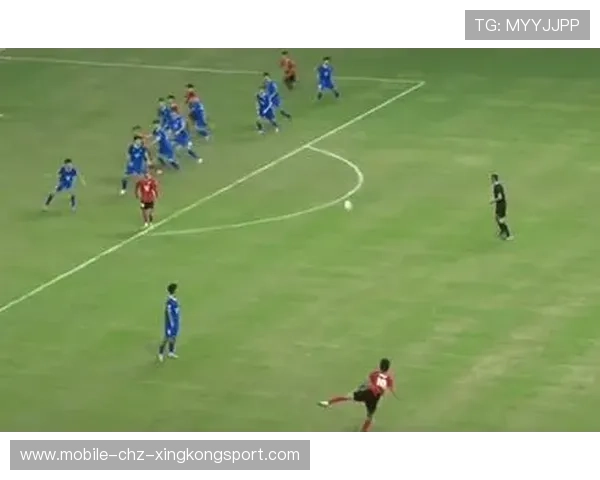 足球冷射贴地钻入死角，全场爆炸