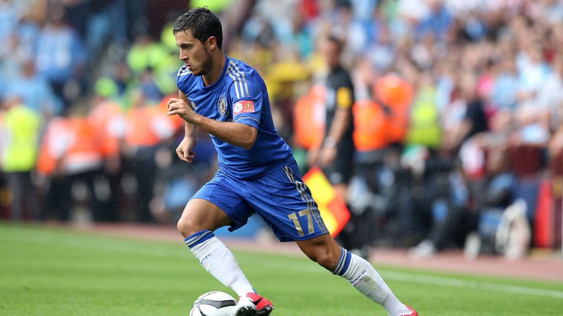 武侠主题跑山赛 参赛选手统一披斗篷手持木剑